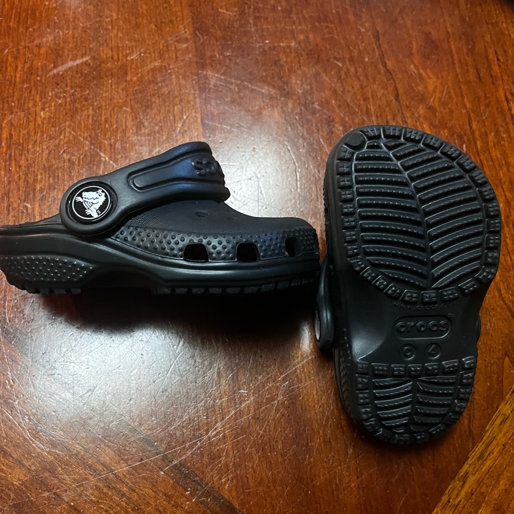 INFANT CROCS SIZE 4